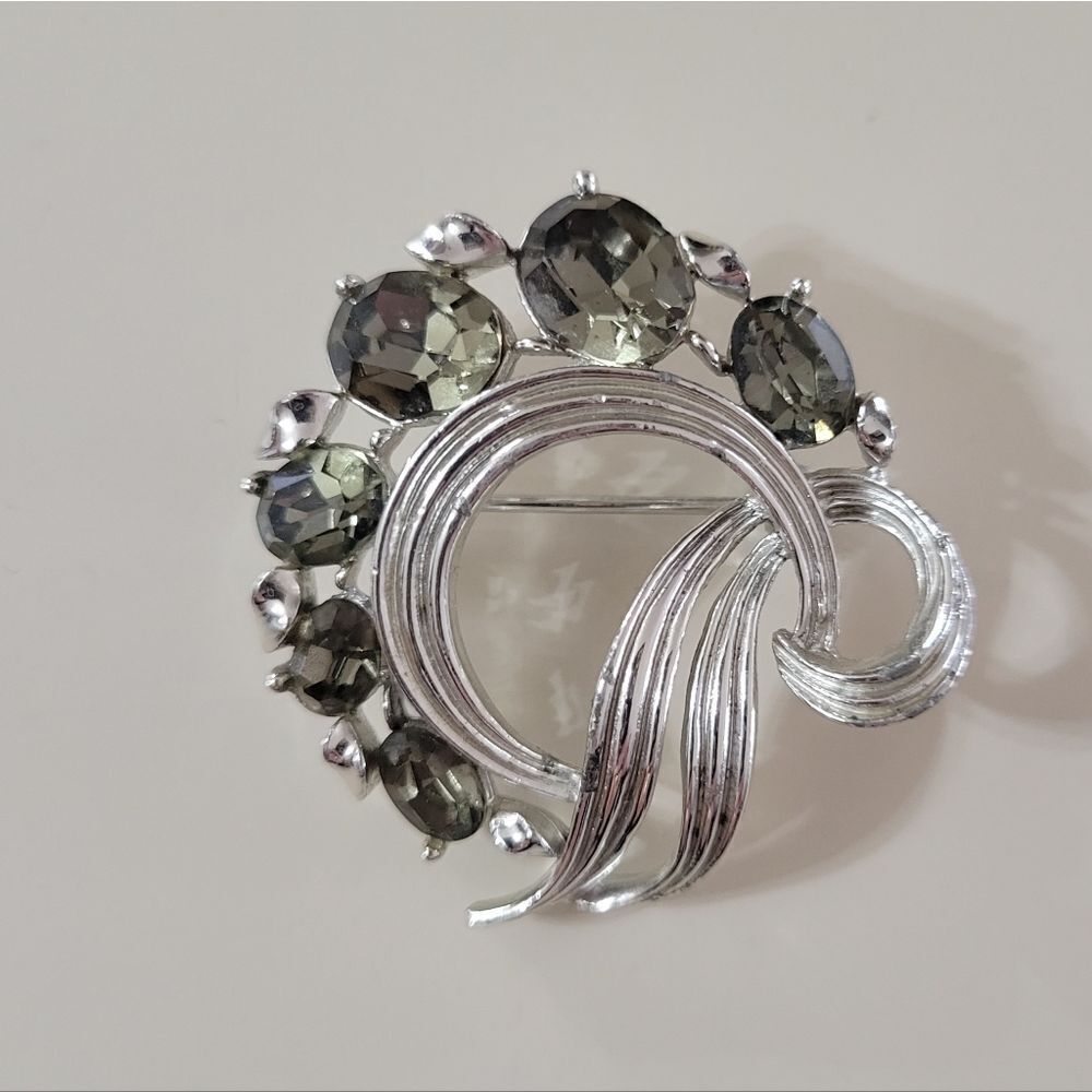 LISNER Round Pin Green Rhinestone Silver Tone Metal Vintage